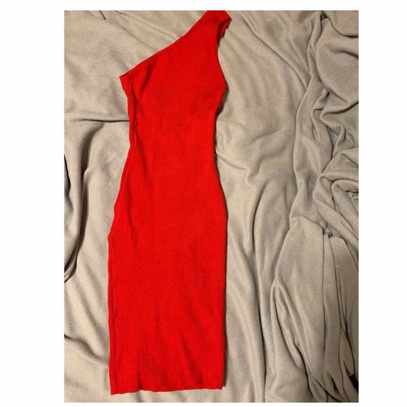 RED DRESS - Picture 4 of 5